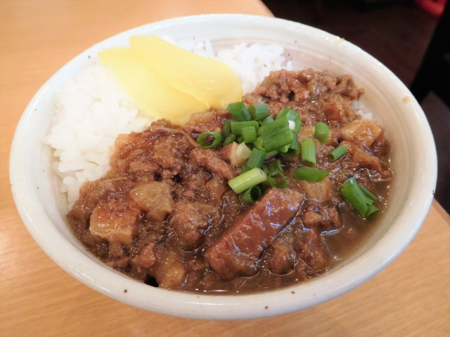 台湾　料理　魯肉飯